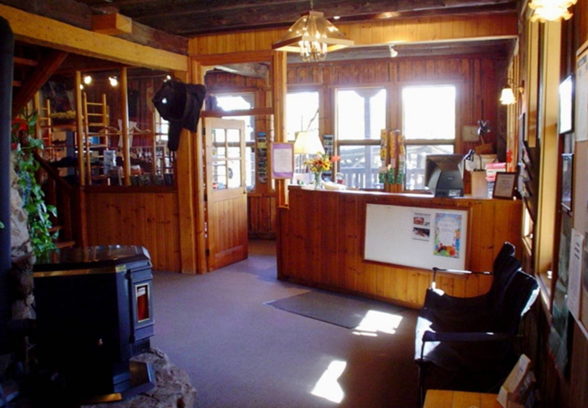 Helmcken Falls Lodge Cabin Rooms And Rv Park 클리어워터비치 외부 사진