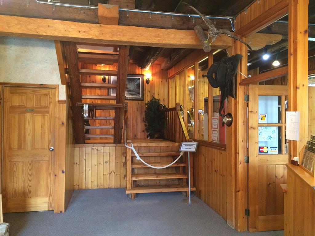 Helmcken Falls Lodge Cabin Rooms And Rv Park 클리어워터비치 외부 사진